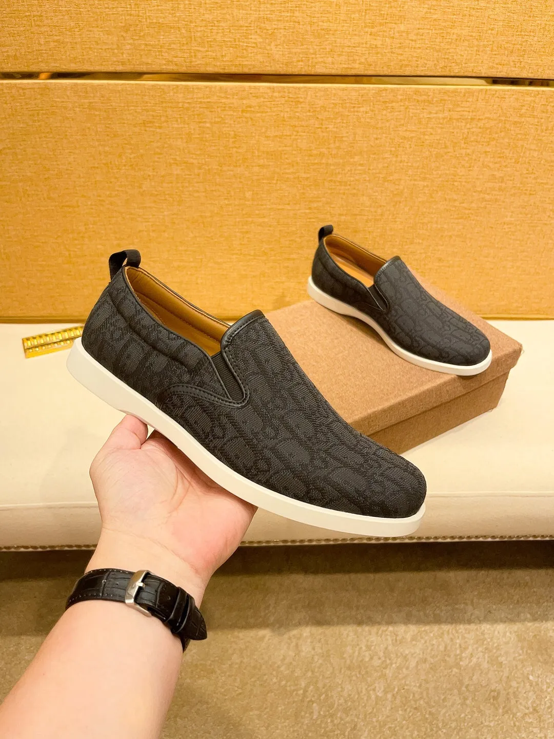 Factory price 380🔥[Dior] The latest 2024 new model is carefully crafted and set off the audience! An international brand that continues to innovate. This men's all-season casual shoe, the original version, has an all-leather upper, breathable and comfortable leather feet ➕Rubber non-slip outsole, breathable and comfortable, quality speaks for itself👄Color: two colors Size: 38-44
